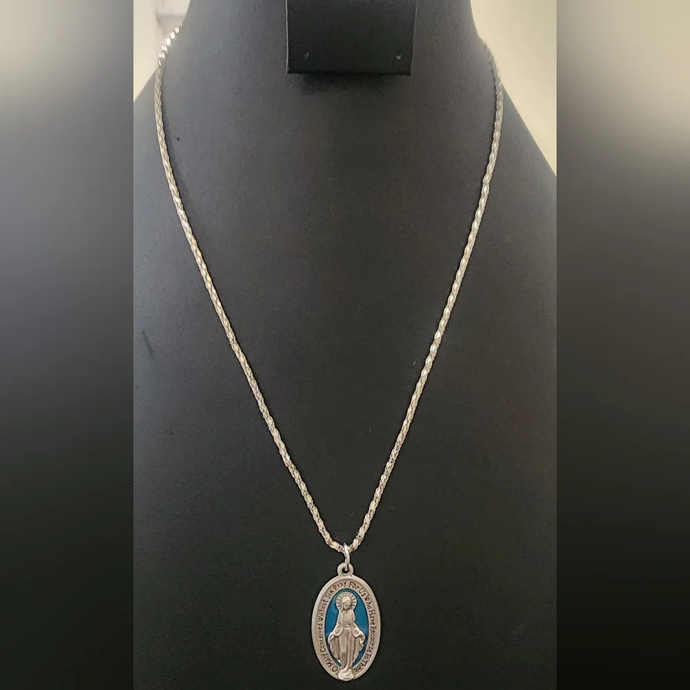 Elegant Silver Tone and Blue‎ Pendant Necklace